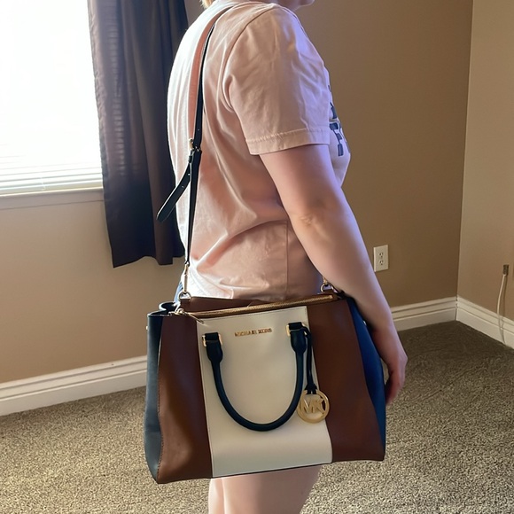 Michael Kors large size purse like new - Picture 7 of 8